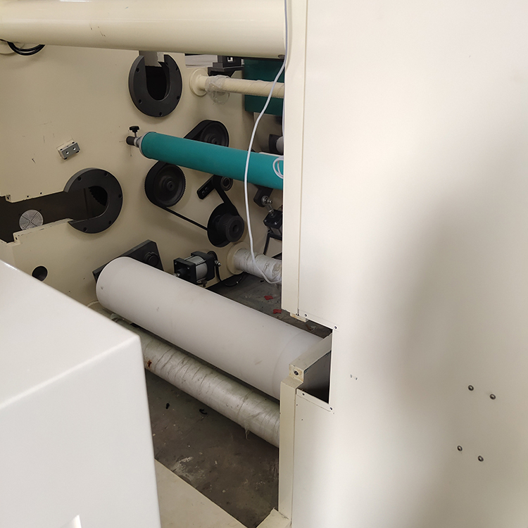 牛奶盒熱封條薄膜分切機(jī)細(xì)節(jié)部位 牛奶盒熱封條薄膜分切機(jī)細(xì)節(jié)部位