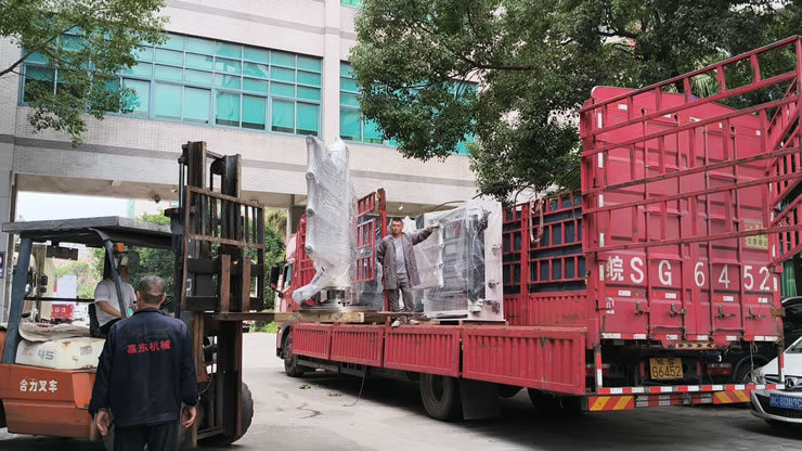 拉線分條機(jī)發(fā)往上??蛻? alt=